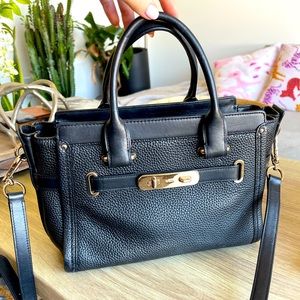 EUC Coach Swagger 27 Black Pebbled Leather with Gold Hardware Crossbody Satchel